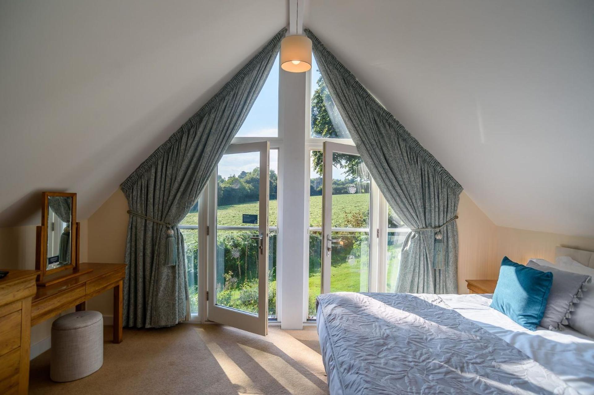 Luxurious 3 Bedroom New England Style - Trewhiddle V7